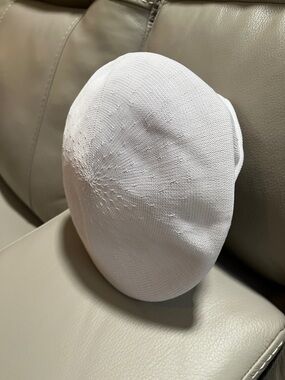 Kangol White Lightweight Knit Tropic  504 Flat Cap Size SM
